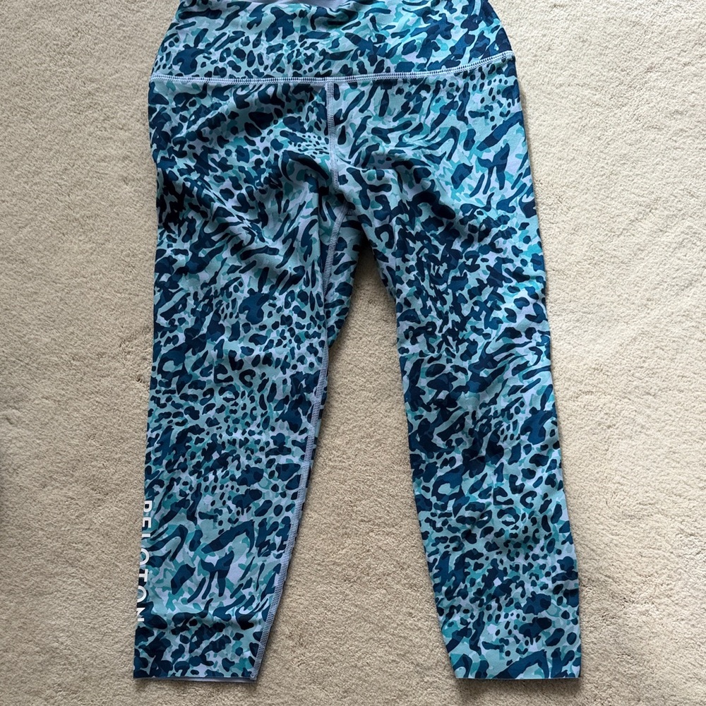Peloton Cadent Reversible Blue leopard Women's cropped Leggings - Picture 2 of 5